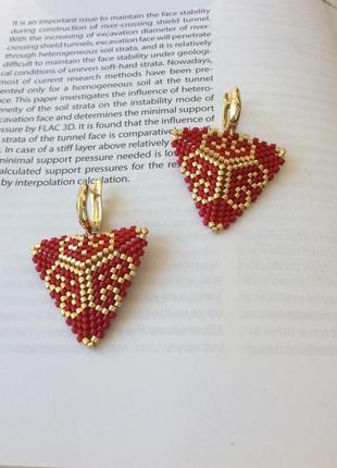 Красные треугольные серьги с золотистым орнаментом2 фото