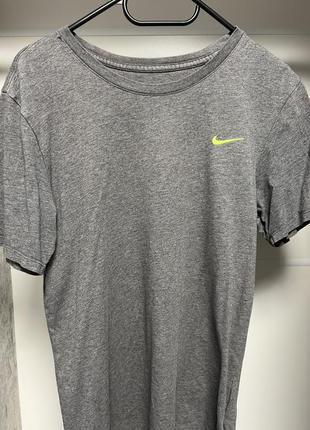 Футболка the nike tee