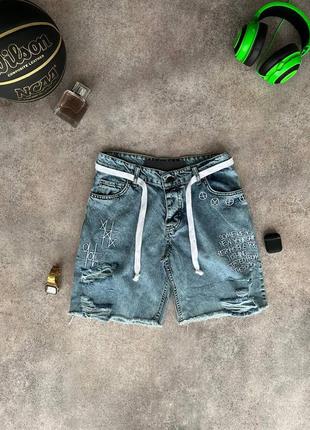 Джинсовые шорты с потертостями и принтами мужские