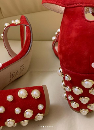 Босоніжки stuart weitzman morepearls червоні замшеві з перлинами2 фото