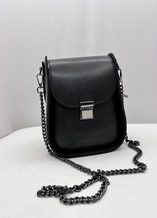 Сумка чорна жіноча на ланцюжку та застібці з ручкою сумочка на цепочке черная женская1 фото