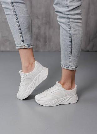 Кросівки білі жіночі