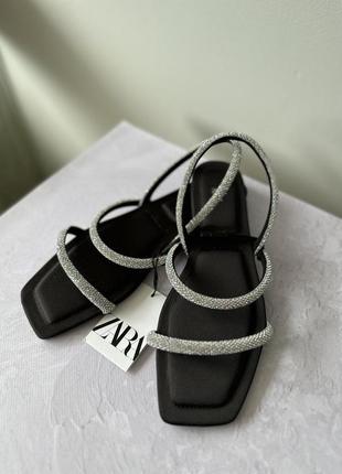 Черные сандалии со стразами на плоской подошве zara босоножки с камнями зара8 фото