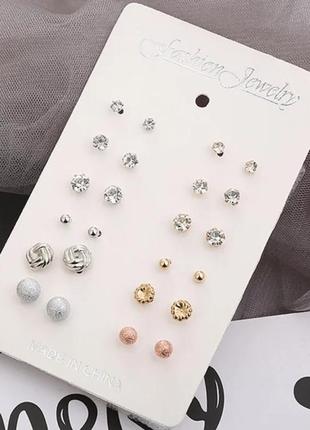 Сережки-цвяшки з кристалами та намистинами штучних перлів.2 фото