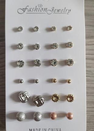 Сережки-цвяшки з кристалами та намистинами штучних перлів.1 фото
