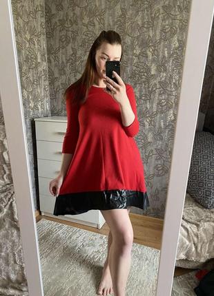 Платье с кожаными вставками