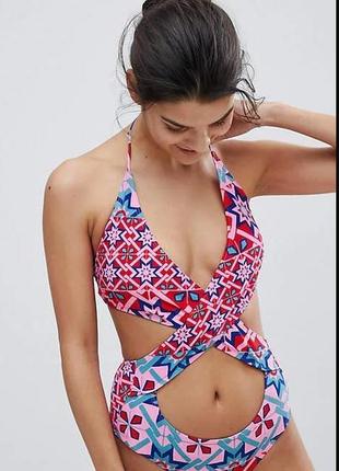 Яркий слитный купальник