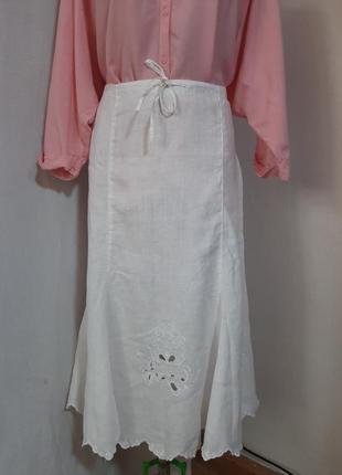 Белая льняная юбка меди