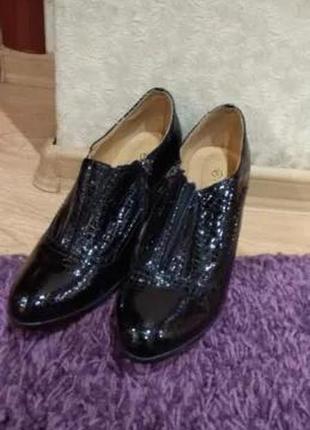 Женские лаковые туфли черного цвета1 фото