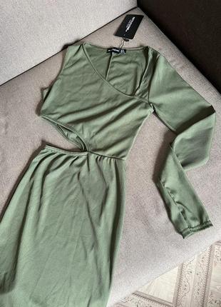 Новое женское платье платья цвета хаки зеленое в рубчик короткое с вырезами1 фото