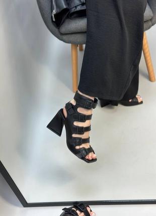 Черные кожаные босоножки с ремешками на треугольном каблуке2 фото