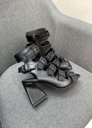 Черные кожаные босоножки с ремешками на треугольном каблуке8 фото
