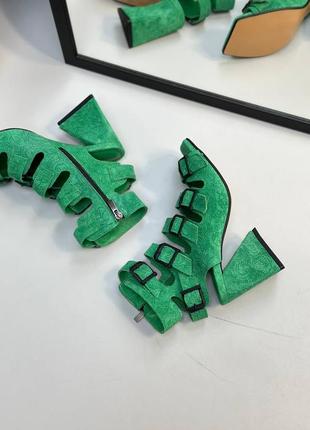 Зеленые босоножки на треугольном каблуке из кожи с тиснением с цветами4 фото
