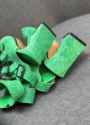 Зеленые босоножки на треугольном каблуке из кожи с тиснением с цветами6 фото