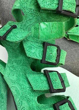 Зеленые босоножки на треугольном каблуке из кожи с тиснением с цветами7 фото