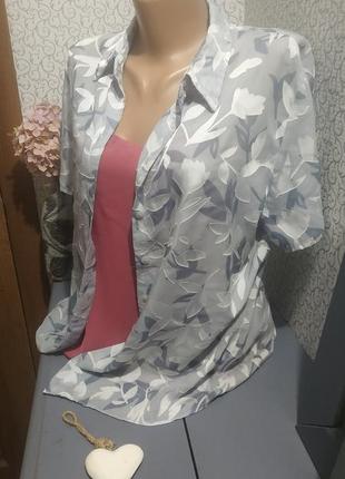 Жіноча сорочка з коротким рукавом.