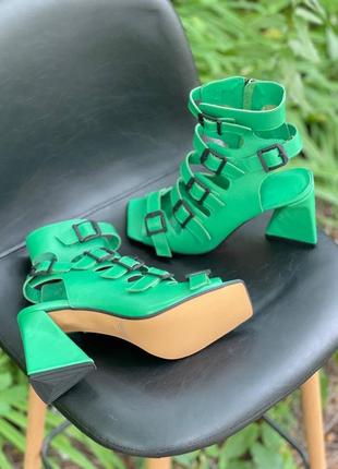 Зеленые кожаные босоножки с ремешками на фигурном каблуке3 фото