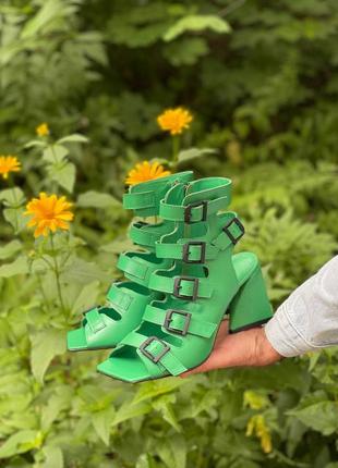 Зеленые кожаные босоножки с ремешками на фигурном каблуке5 фото