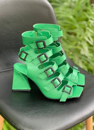 Зеленые кожаные босоножки с ремешками на фигурном каблуке