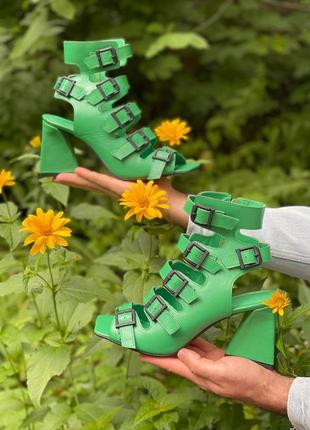 Зеленые кожаные босоножки с ремешками на фигурном каблуке7 фото