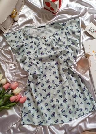 Легкая летняя блузка с рюшами цветочный принт свет голубого цвета
