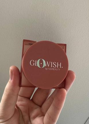 Huda beauty glowish cheeky vegan blush powder в оттенке сaring coral7 фото