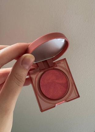 Huda beauty glowish cheeky vegan blush powder в оттенке сaring coral10 фото