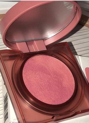 Huda beauty glowish cheeky vegan blush powder в оттенке сaring coral