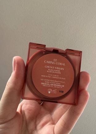 Huda beauty glowish cheeky vegan blush powder в оттенке сaring coral8 фото