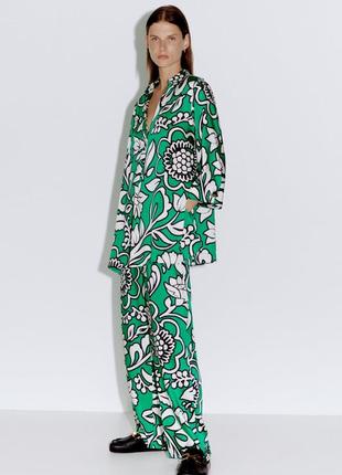 Костюм зеленый с цветами в пижамном стиле zara