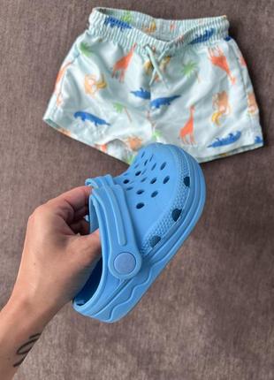 Набор для мальчика:плавающие шорты +кроксы2 фото