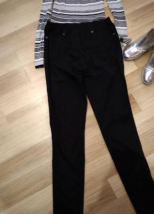 Супер черные джинсы с высокой посадкой на резинке, без дефектов крутая модель.