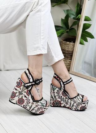 Босоніжки на платформі танкетці білі