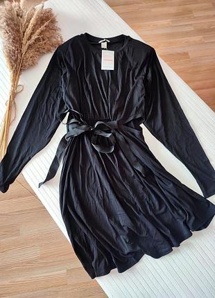 Раскошное новое платье с подплечниками