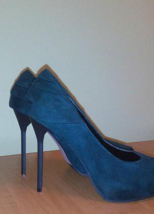 Туфлі на шпильці