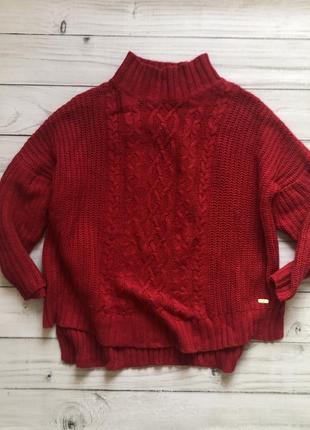 Обьемный яркий свитер со спущенным рукавом