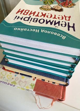 Книги «біле ікло», «вождь червоношкірих», «чорна стріла», «мисливці за привидами», «неймовірні детективи»9 фото