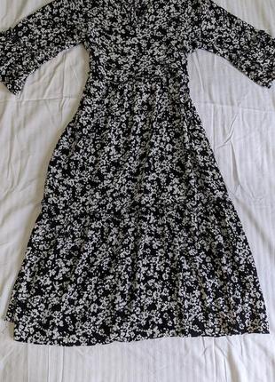 Сукня міді, чорно-білого кольру з квітковим принтом