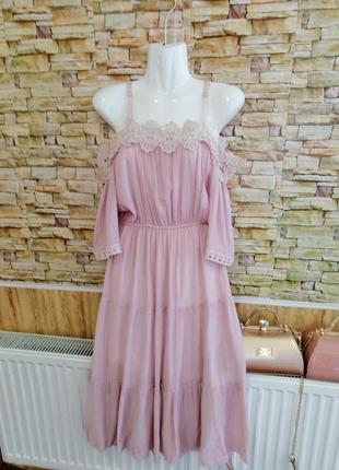 Красивое платье с открытыми плечами и кружевом муслин жатка