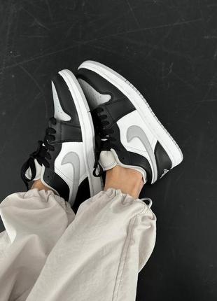 Жіночі кросівки nike air jordan retro 1 low grey white black знижка sale / smb3 фото