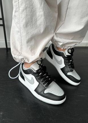 Жіночі кросівки nike air jordan retro 1 low grey white black знижка sale / smb8 фото