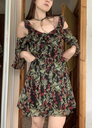 Нереально красивое новенькое платье платье в цветочек с обнаженными плечами1 фото