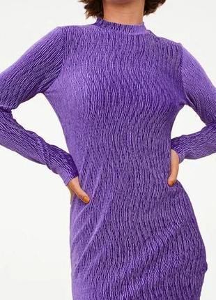 Фиолетовое бархатное платье с открытой спиной и длинным рукавом1 фото