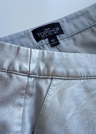 Красивая стильная серебристая юбка мини из кожзама5 фото