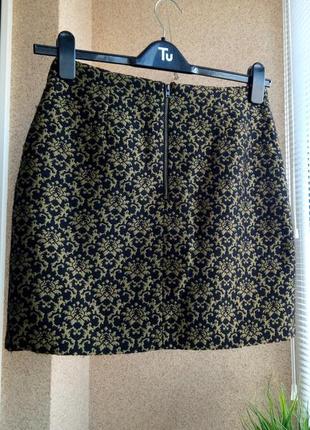 Красивая стильная юбка мини из жакарда с объемным золотистым рисунком3 фото