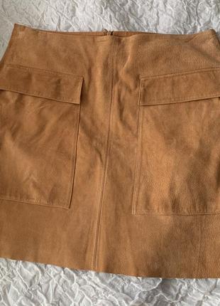 Трендова спідниця із замші кольору кемел з накладними кишенями promod l