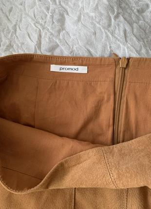 Трендовая юбка из замши цвета кэмел с накладными карманами promod l2 фото