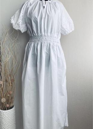 Платье белое с кружевом