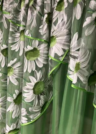Тюль на кухні зеленого кольору з квітами6 фото
