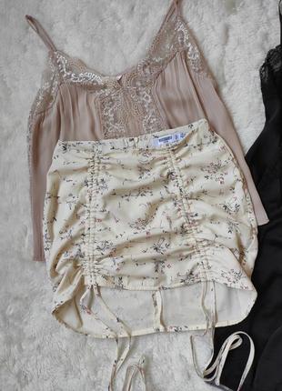 Белая разноцветная короткая юбка мини с цветочным принтом затяжками шнурками1 фото